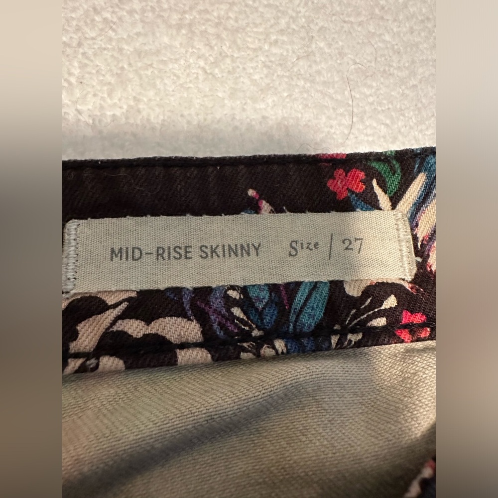 LIKE NEW- Anthropologie Pilcro Mid Rise Skinny Black Floral Jeans - Picture 16 of 16